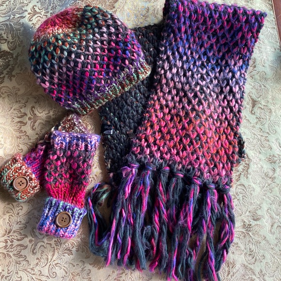 Hat, scarf and hand warmers - Picture 1 of 6